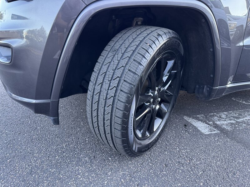 Used 2017 Jeep Grand Cherokee Altitude AWD/4WD image 10
