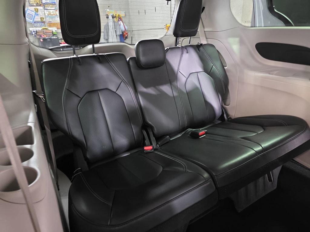 Used 2023 Chrysler Pacifica Touring-L image 12