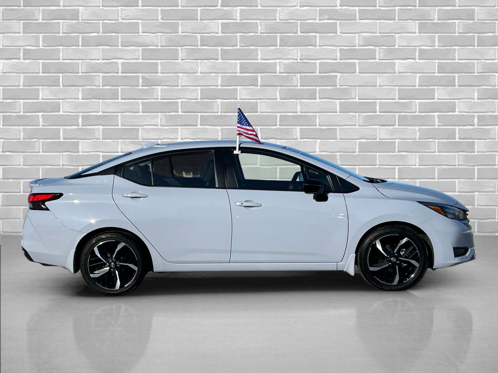 Used 2023 Nissan Versa SR w/ Trunk Package image 7