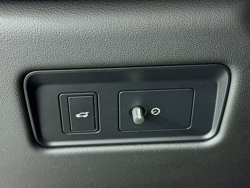 Certified 2021 Jaguar F-PACE SVR image 11