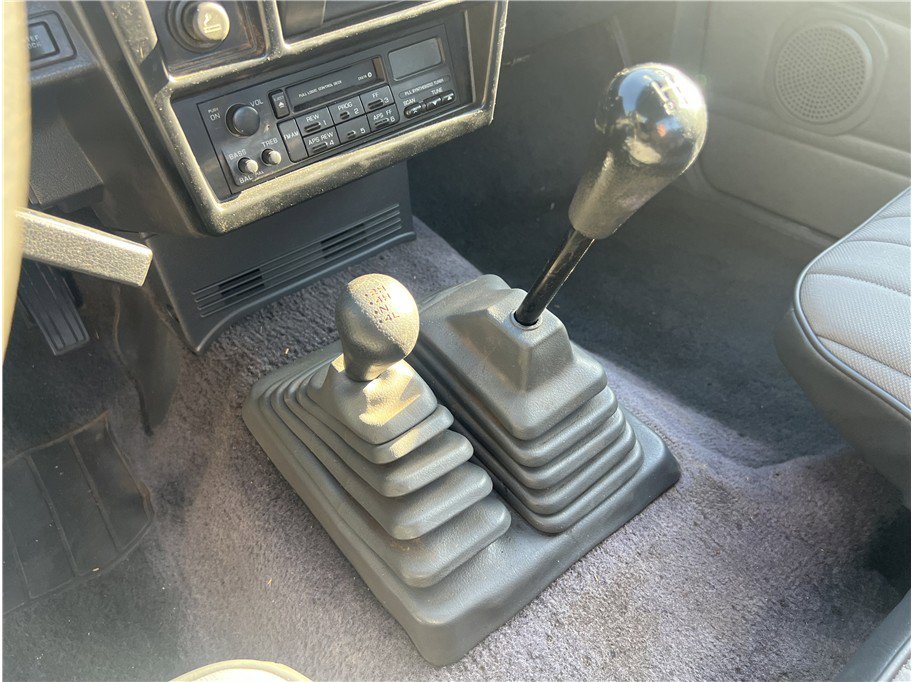 Used 1993 Nissan Pickup 4x4 Regular Cab image 18