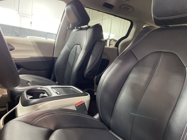 Used 2024 Chrysler Pacifica Touring-L image 12