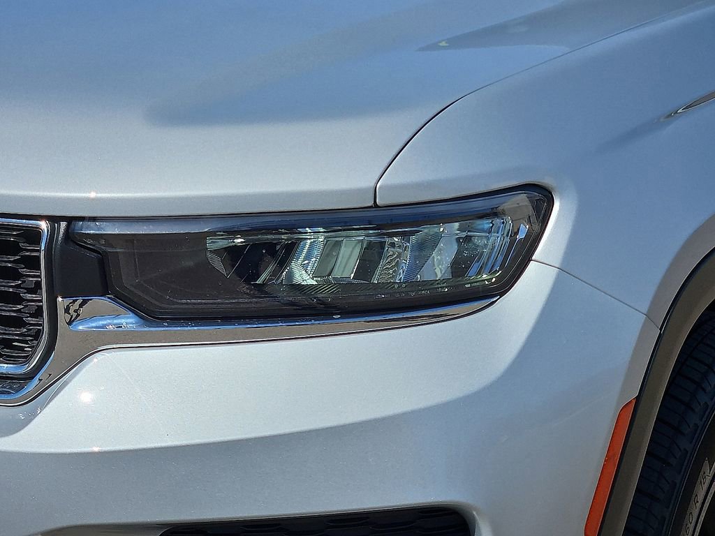 Used 2023 Jeep Grand Cherokee Laredo image 8