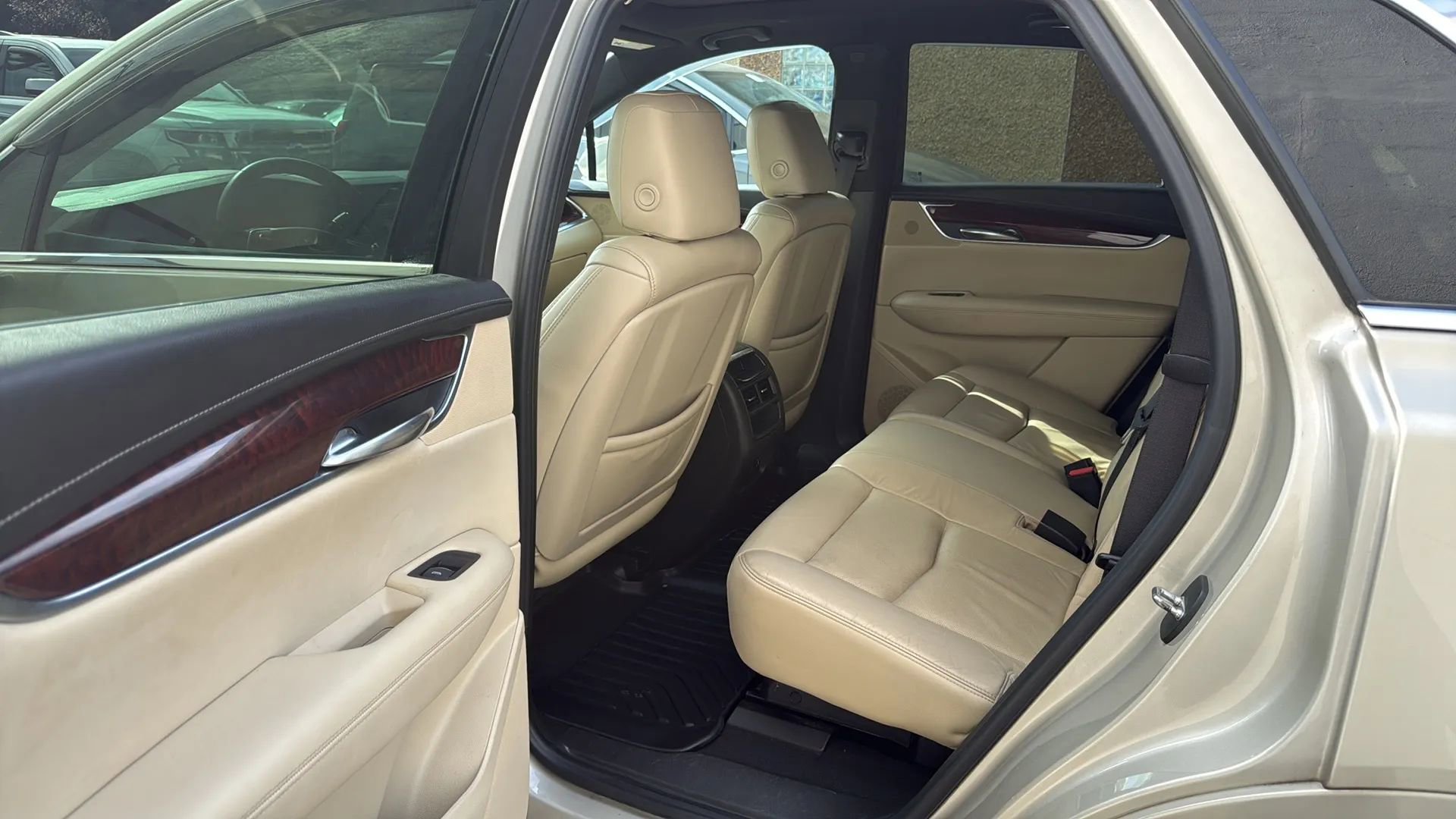 Used 2017 Cadillac XT5 Premium Luxury w/ LPO, Wheel Lock Package image 29