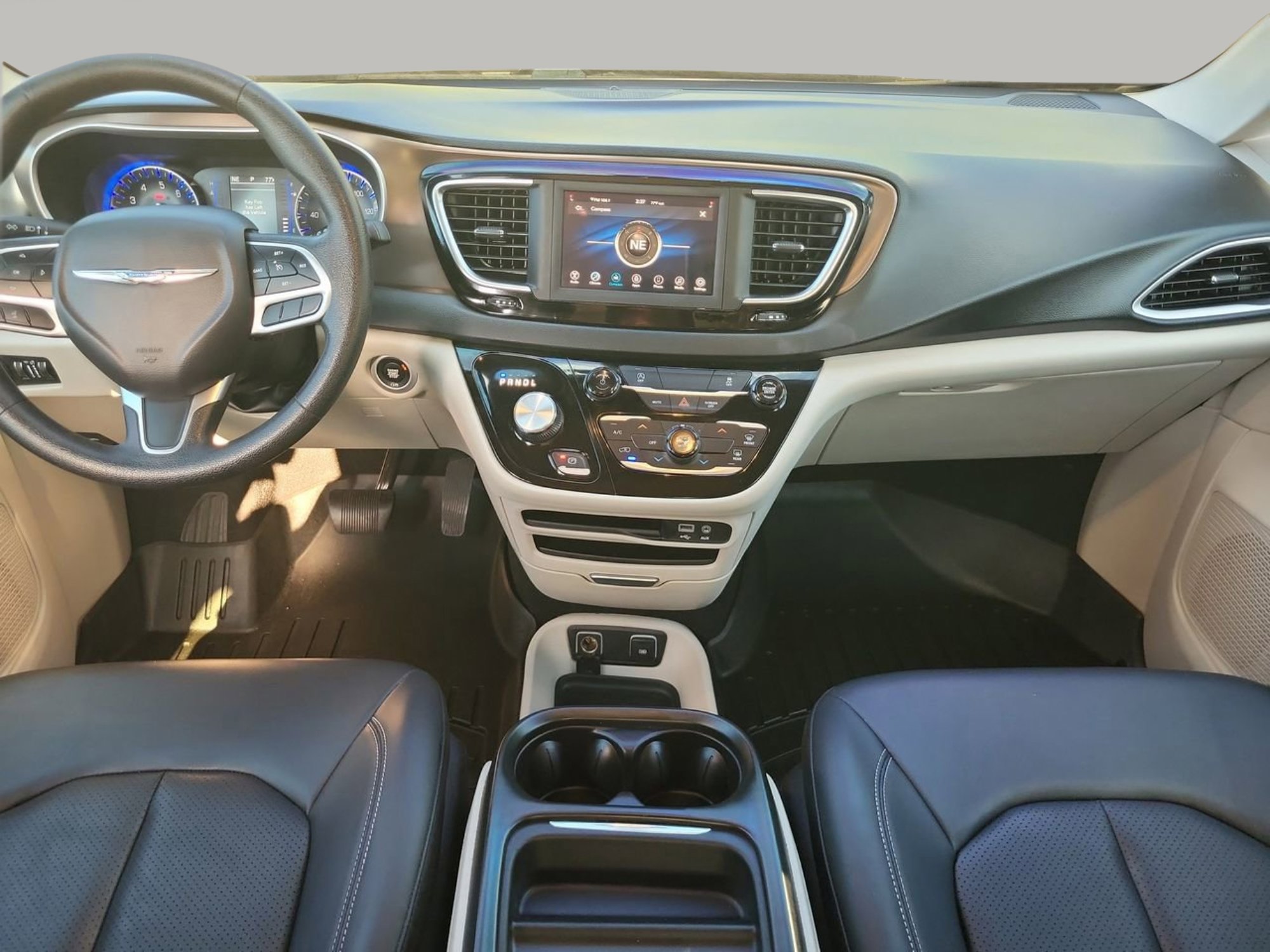 Used 2020 Chrysler Voyager Lxi image 14