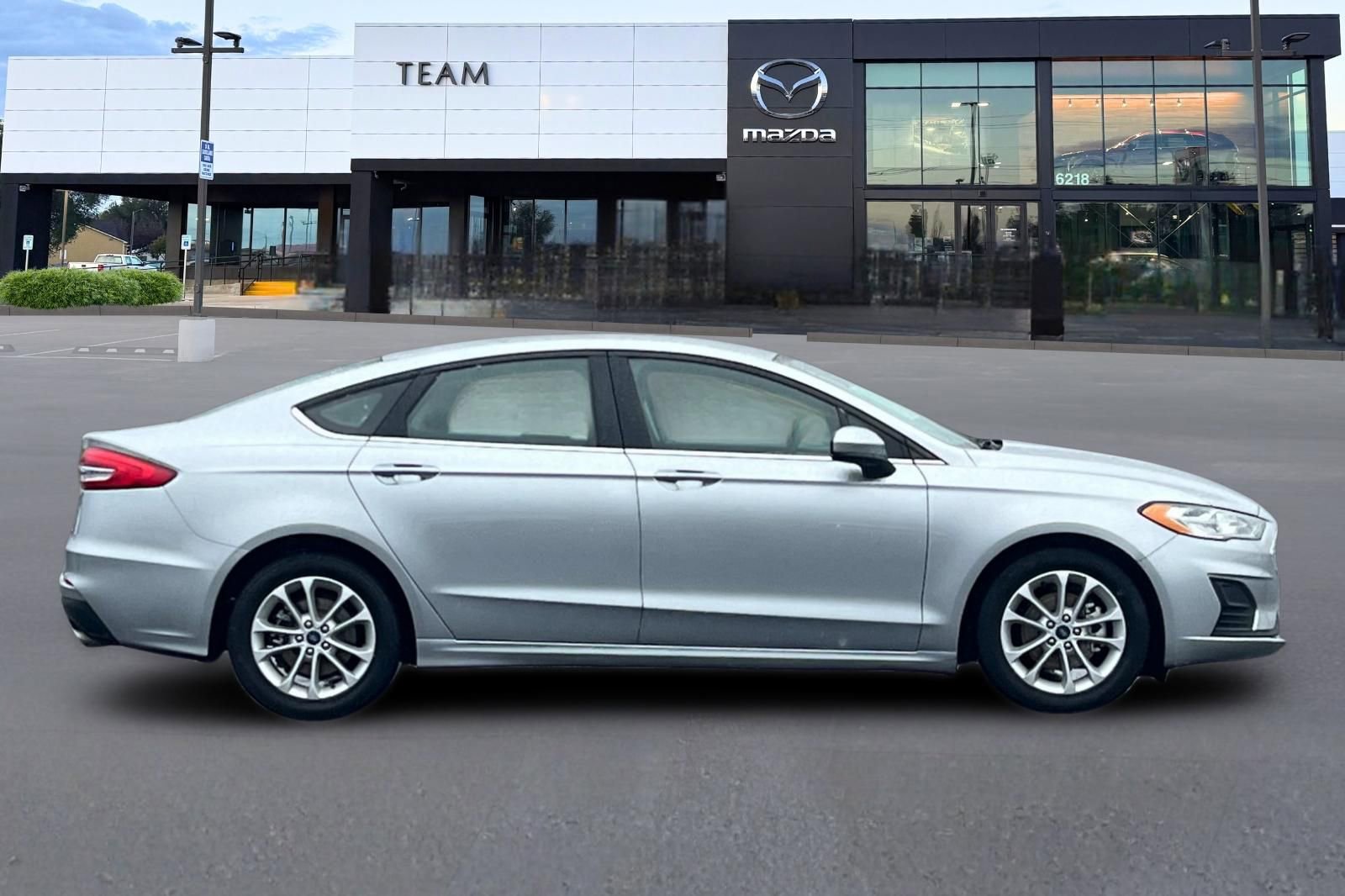 Used 2020 Ford Fusion SE image 3