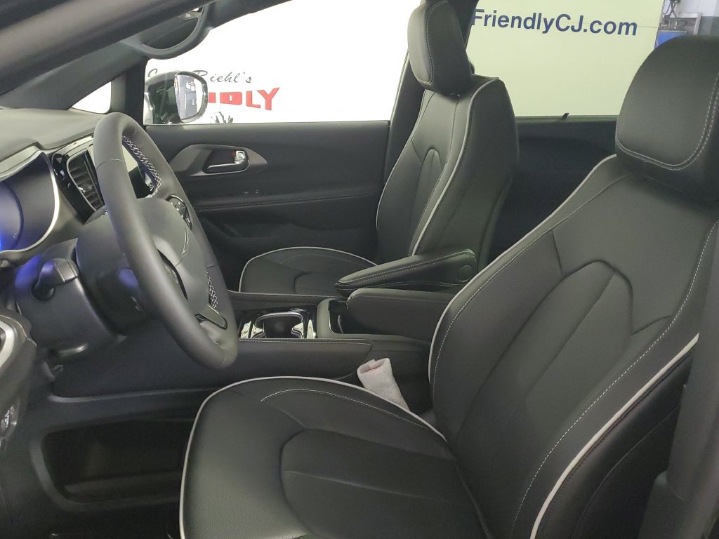 New 2027 Chrysler Pacifica Limited FWD image 7