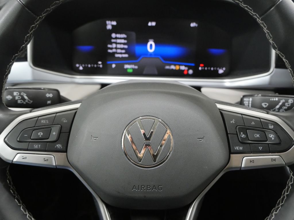 Used 2025 Volkswagen Taos SE FWD image 16