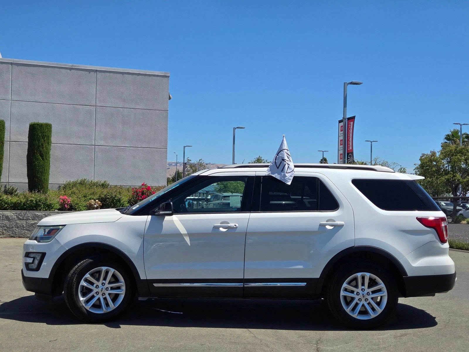 Used 2017 Ford Explorer XLT w/ Equipment Group 202A FWD image 4