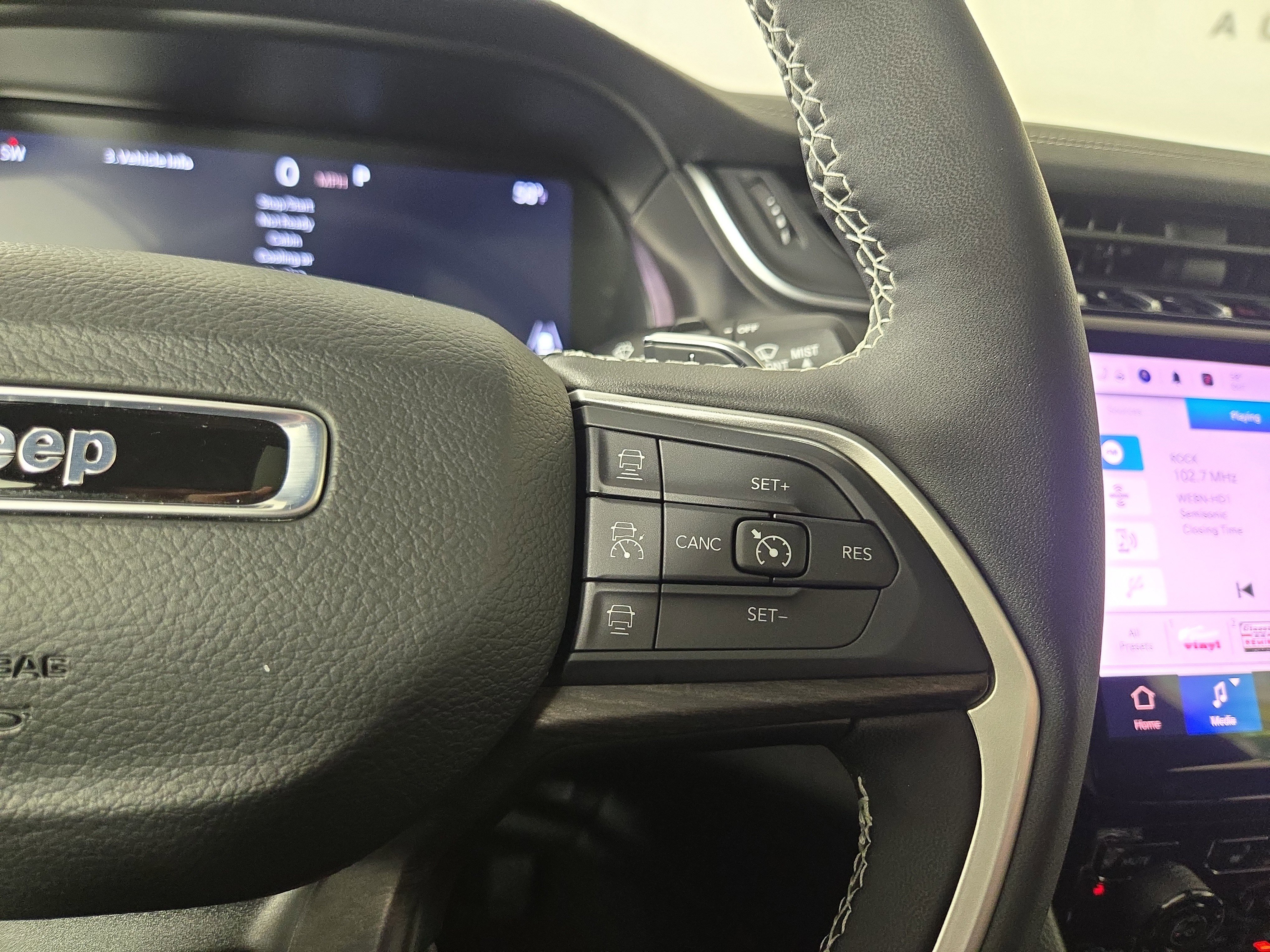 Used 2025 Jeep Grand Cherokee Limited w/ Black Appearance Package image 17