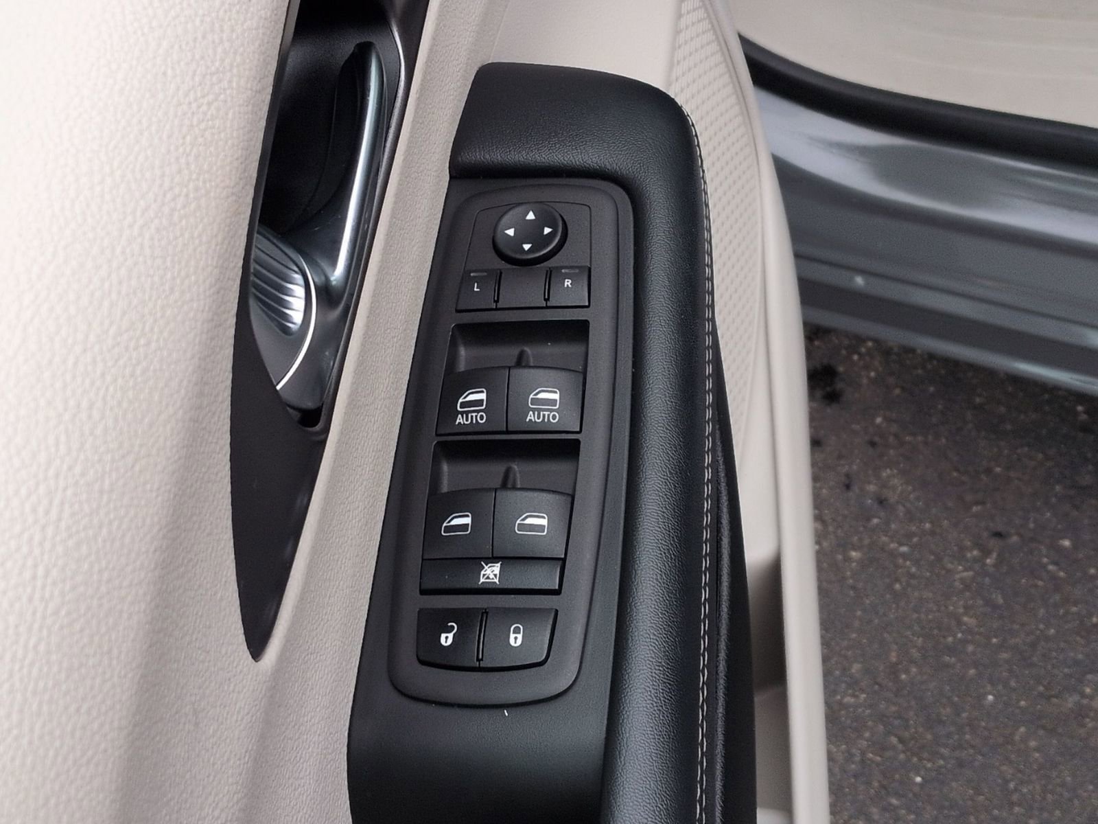 Used 2023 Chrysler Pacifica Touring-L image 8