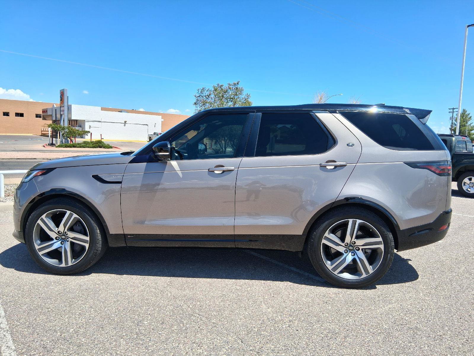 Used 2021 Land Rover Discovery HSE R-Dynamic AWD/4WD image 2