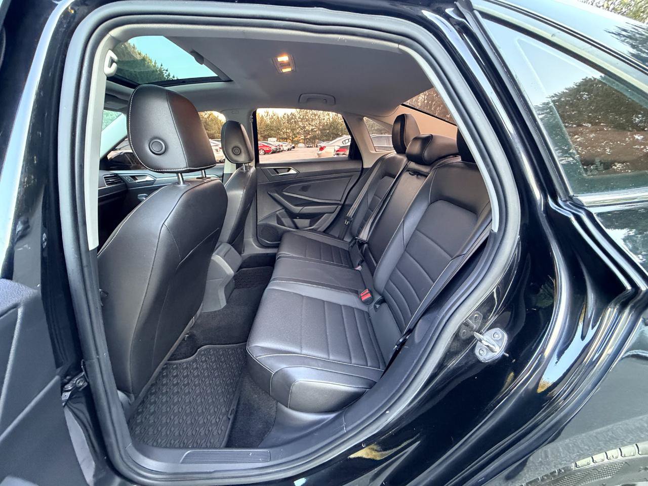 Used 2022 Volkswagen Jetta SE w/ Panoramic Sunroof Package FWD image 11