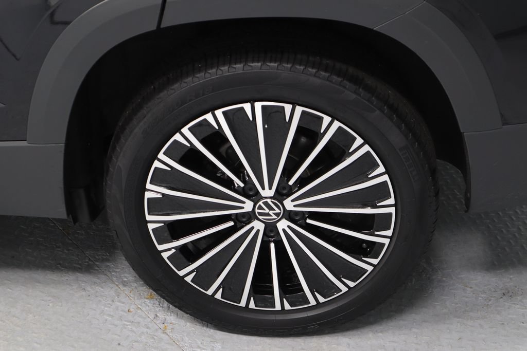 Used 2025 Volkswagen Taos SE FWD image 19