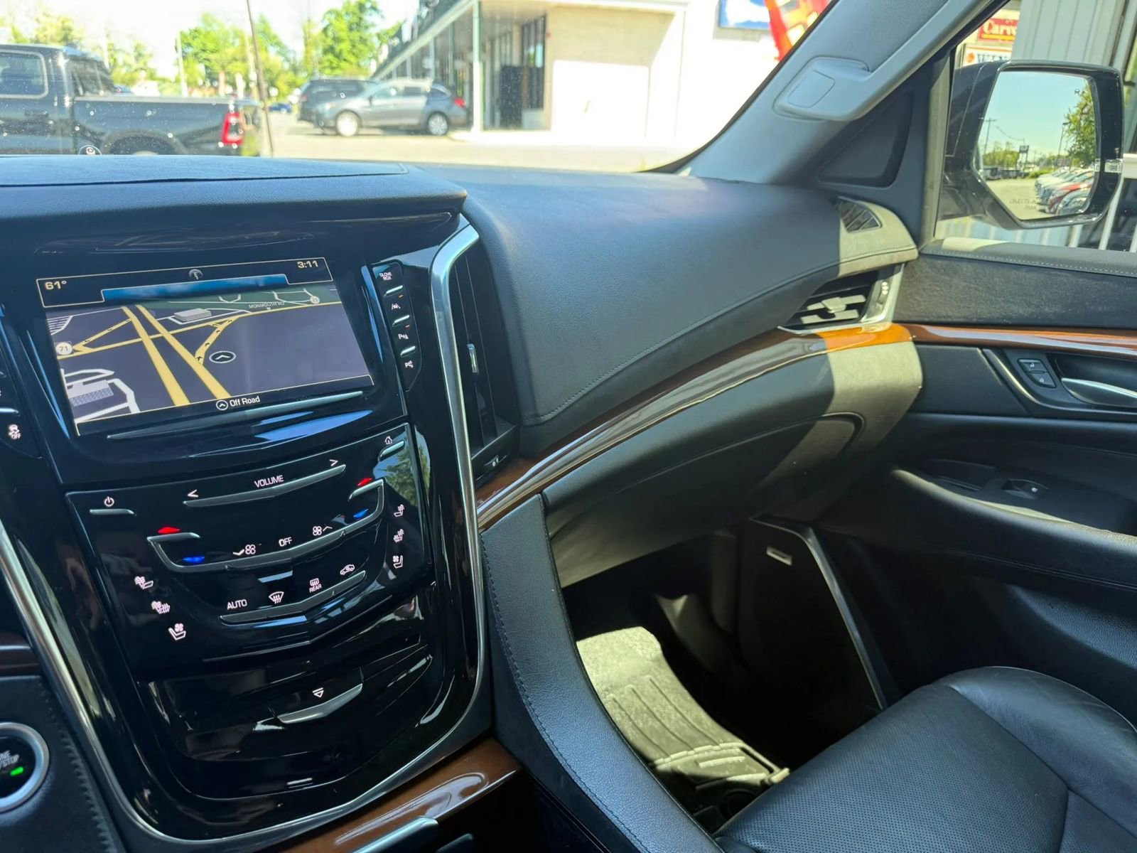 Used 2018 Cadillac Escalade Luxury AWD/4WD image 32