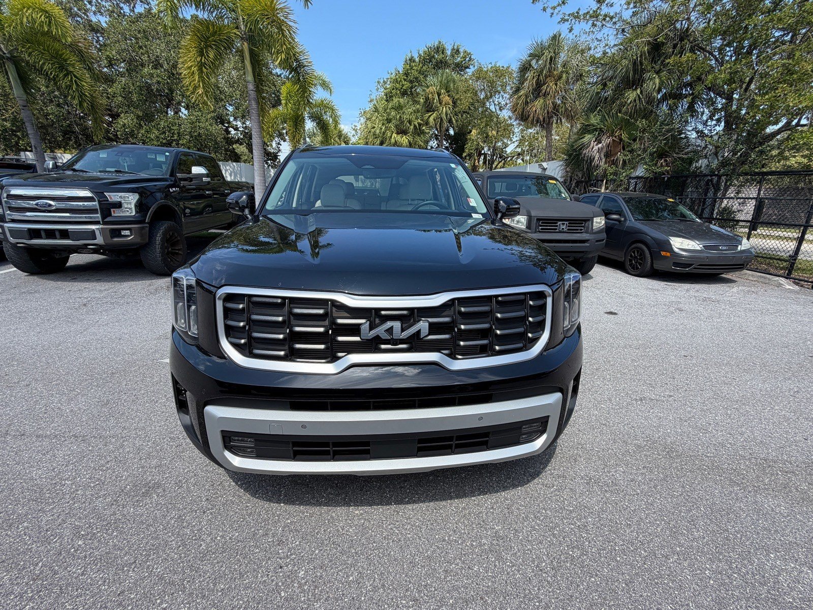Used 2025 Kia Telluride SX w/ SX Captain's Chair Package FWD image 2