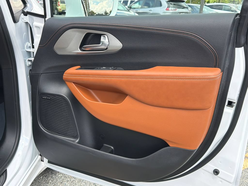 Used 2024 Chrysler Pacifica Pinnacle AWD/4WD image 14