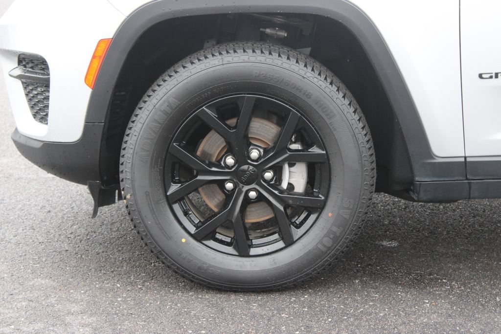 Used 2024 Jeep Grand Cherokee Altitude AWD/4WD image 18