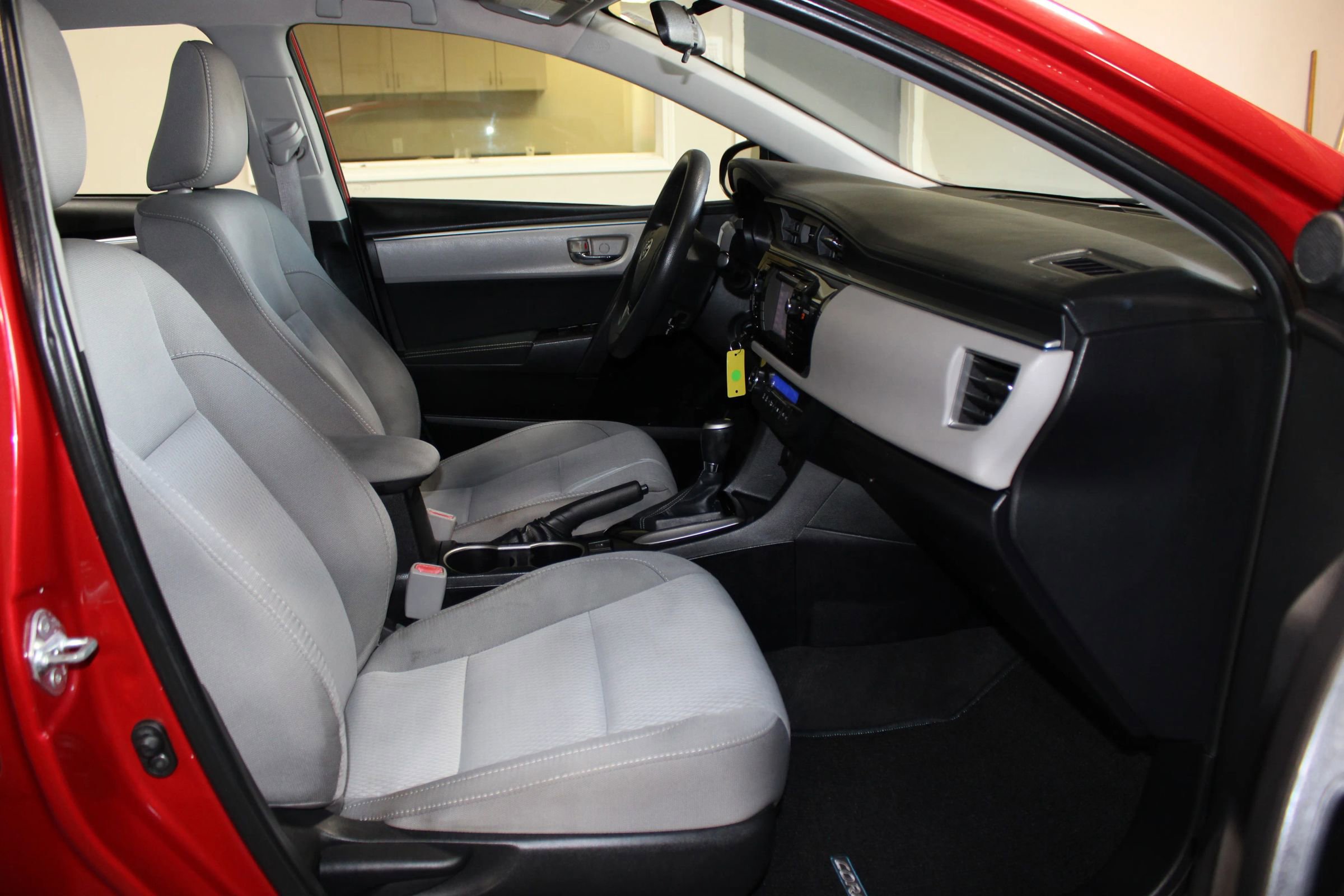 Used 2015 Toyota Corolla LE FWD image 24