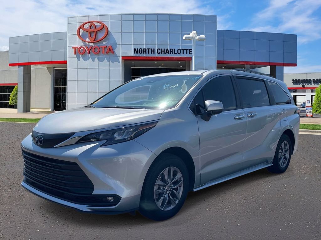 Used 2025 Toyota Sienna XLE w/ XLE Plus Package FWD image 5
