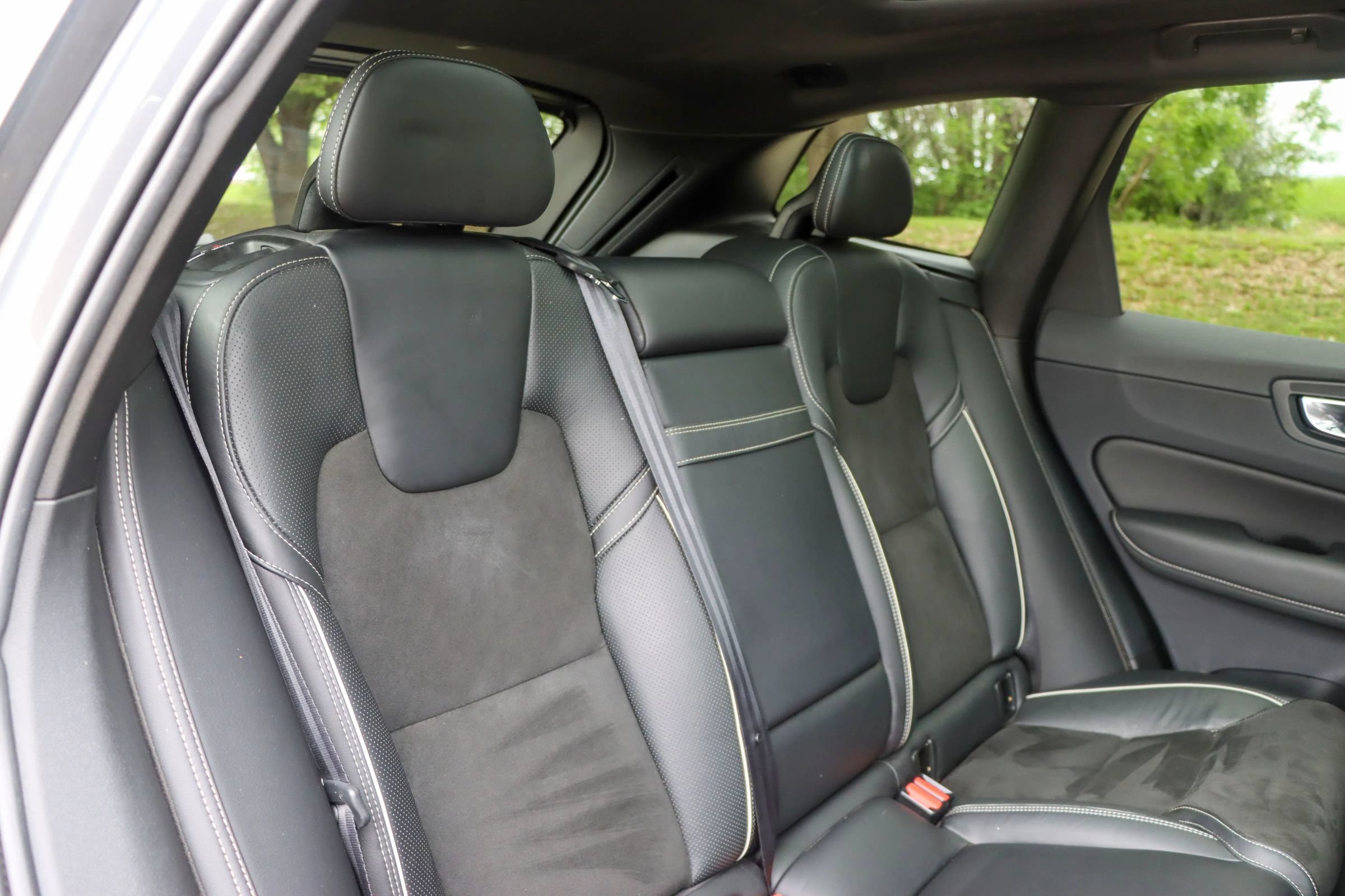 Used 2018 Volvo XC60 T5 R-Design w/ Convenience Package AWD/4WD image 19