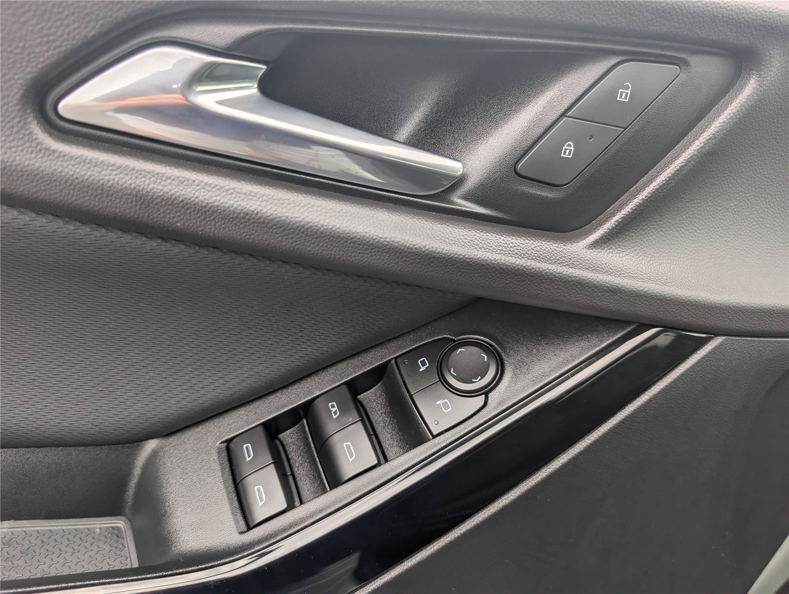 Used 2025 Chevrolet Equinox LT FWD image 19
