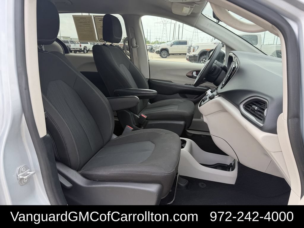 Used 2022 Chrysler Voyager LX FWD image 29