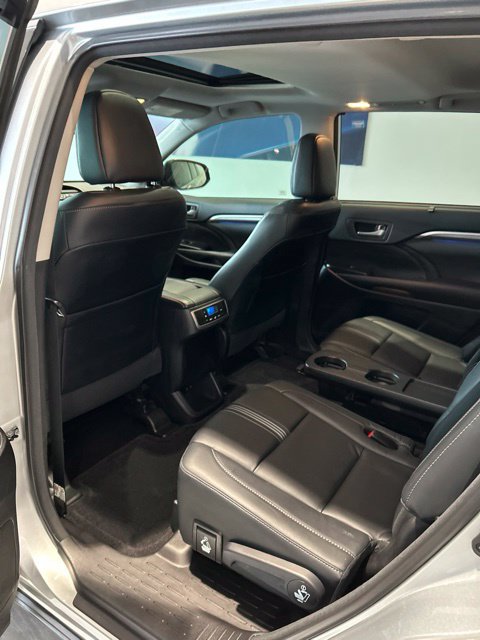 Used 2018 Toyota Highlander SE FWD image 16