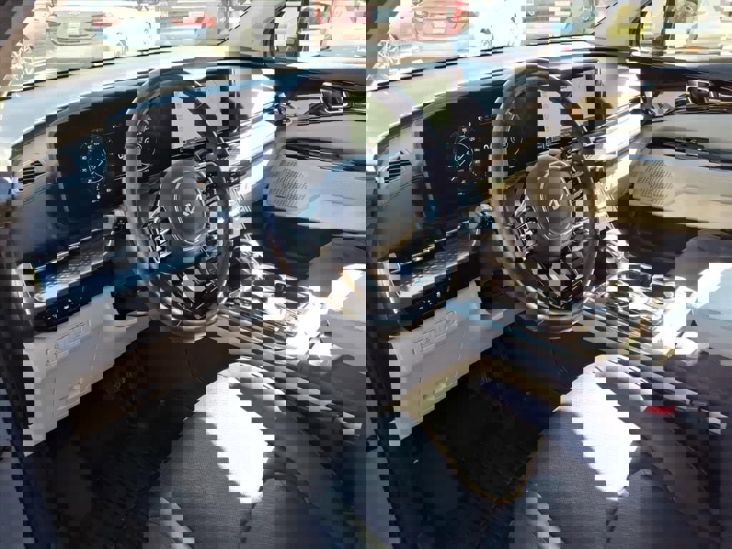 Used 2023 Kia Carnival SX Prestige image 15