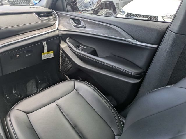 Used 2025 Jeep Grand Cherokee L Limited RWD image 19