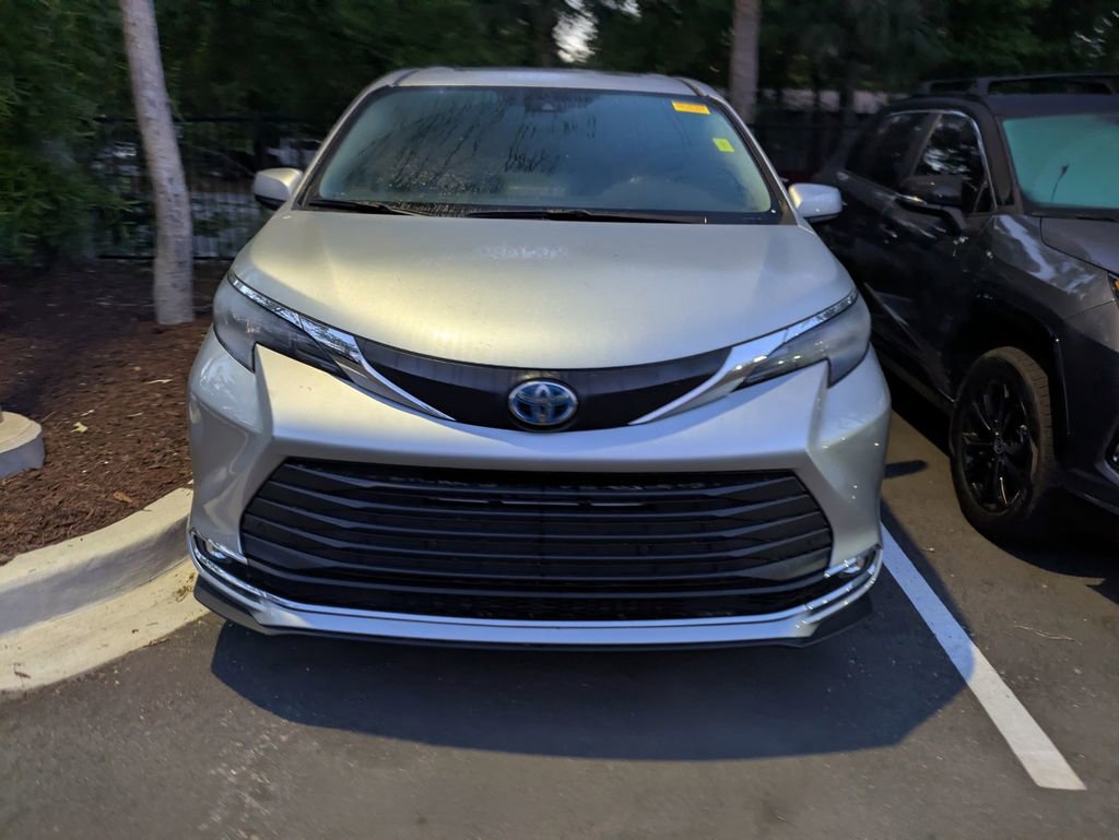 Certified 2024 Toyota Sienna XLE image 2