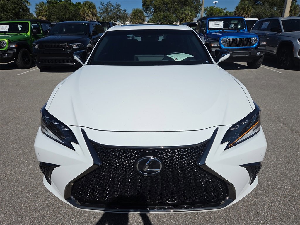 Used 2023 Lexus ES 300h F Sport image 4