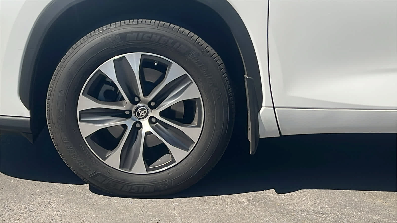 Used 2020 Toyota Highlander XLE AWD/4WD image 9