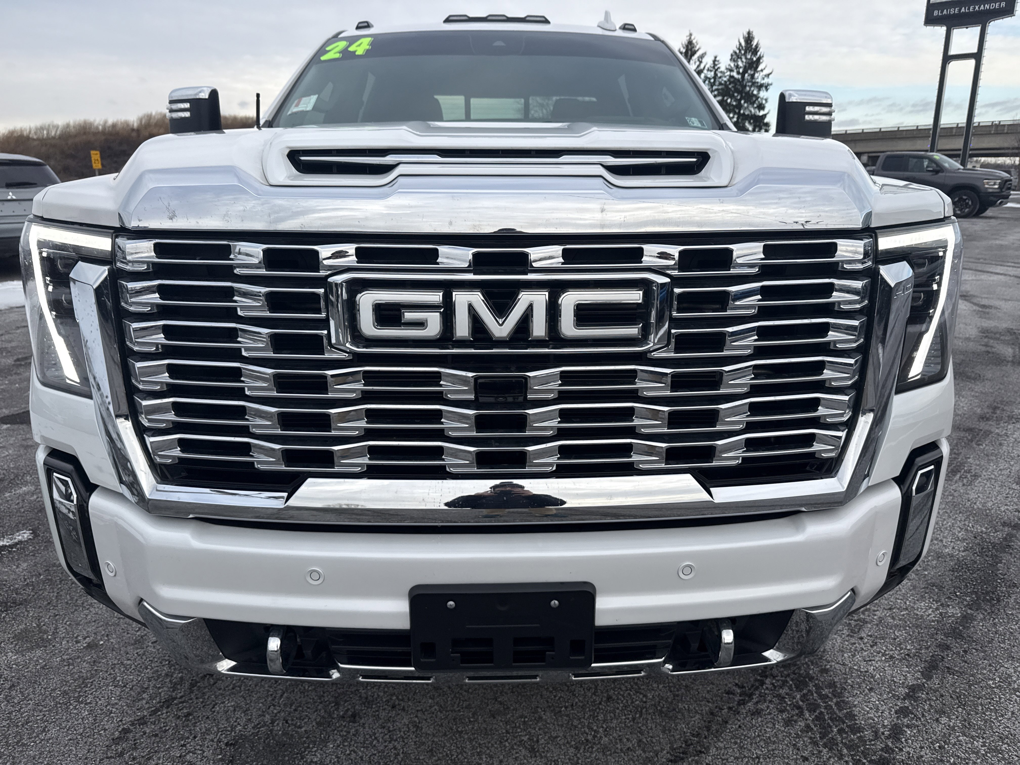 Used 2024 GMC Sierra 2500 Denali w/ Denali Reserve Package image 8