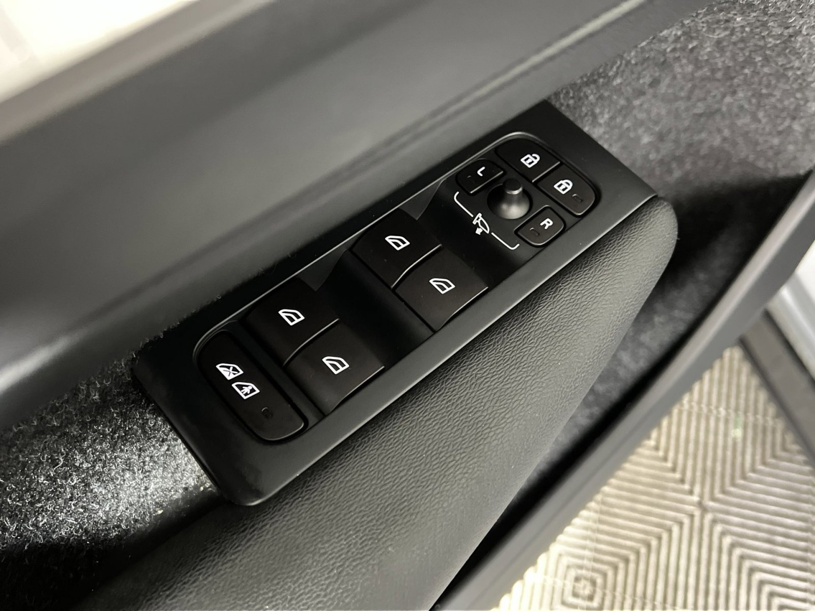 Used 2019 Volvo XC40 T5 Momentum AWD/4WD image 15