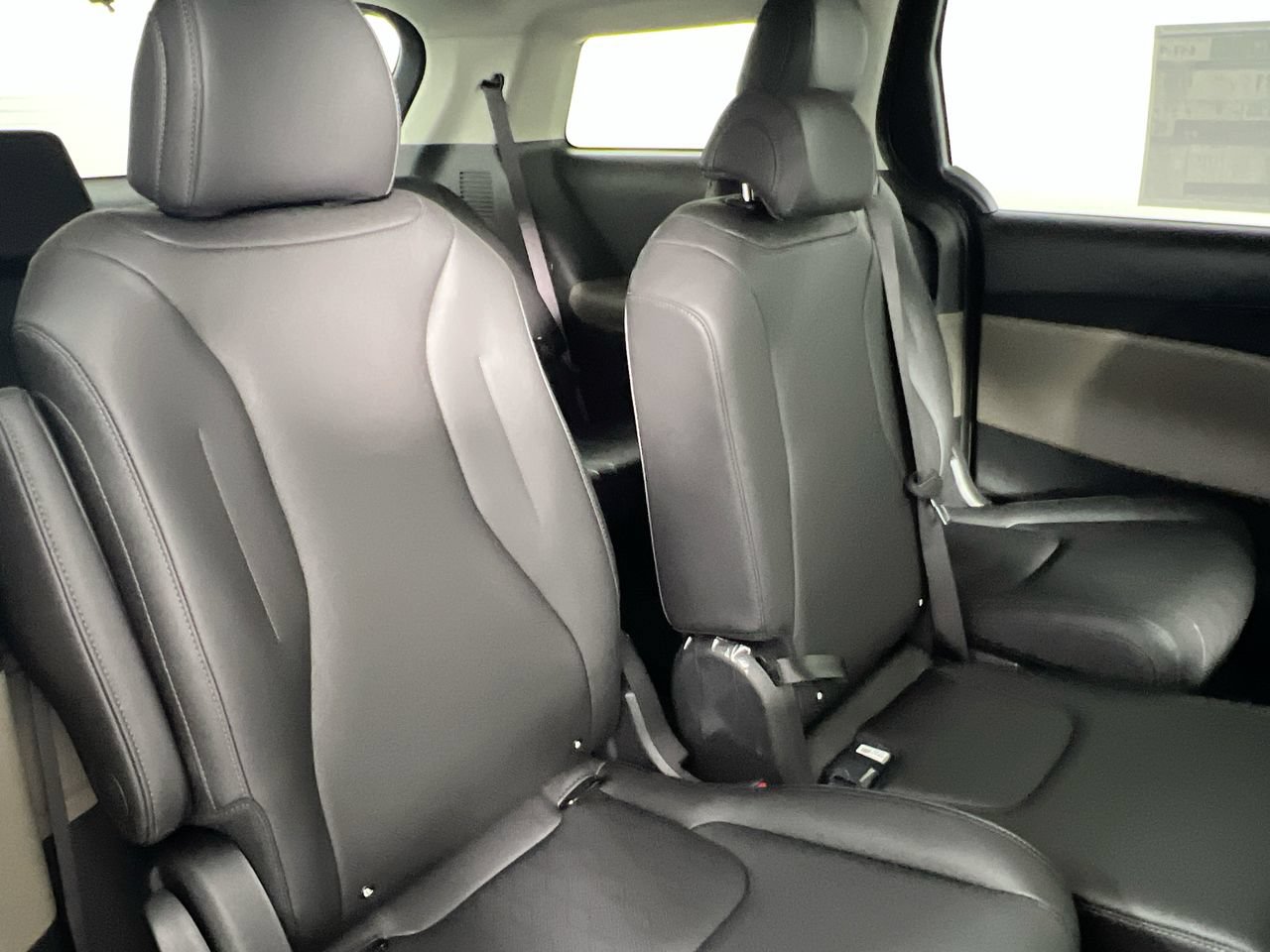 New 2026 Kia Carnival FWD image 30