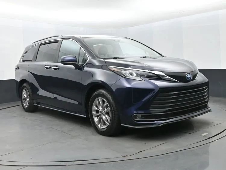Used 2025 Toyota Sienna XLE image 2