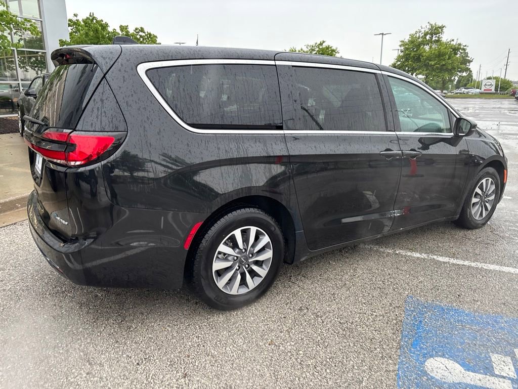 Used 2023 Chrysler Pacifica Touring-L FWD image 25