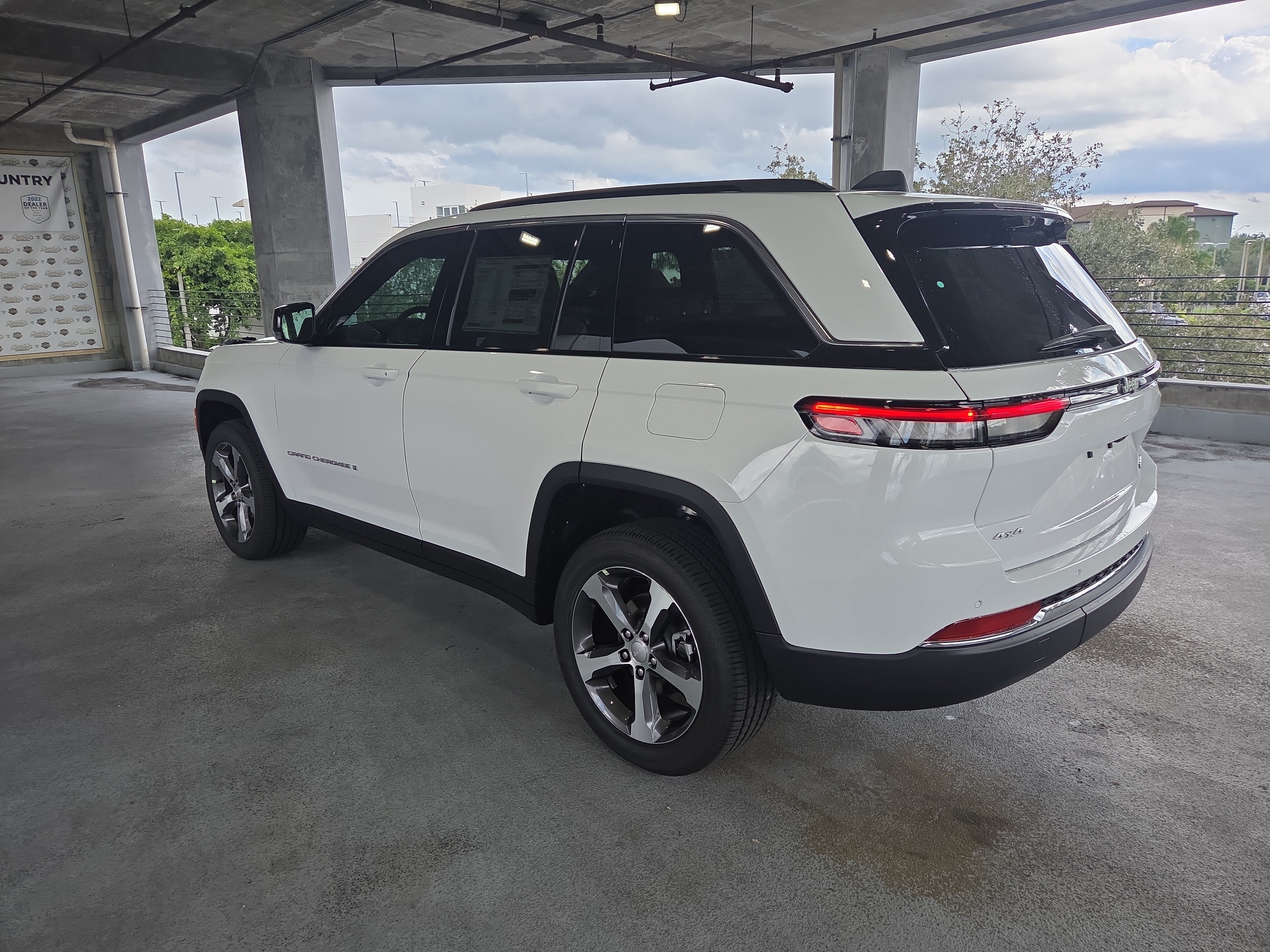 New 2025 Jeep Grand Cherokee Limited w/ Luxury Tech Group II AWD/4WD image 7