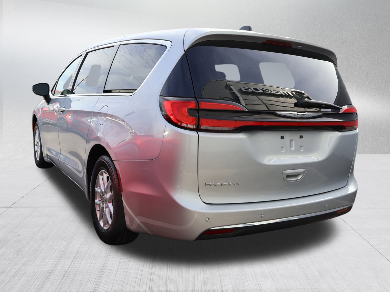 Used 2023 Chrysler Pacifica Touring-L image 4