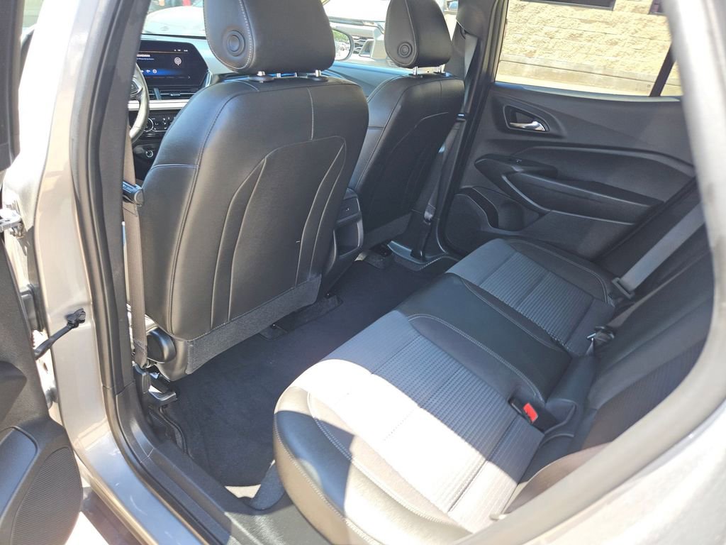 Used 2025 Chevrolet Trax LT w/ LT Convenience Package FWD image 28