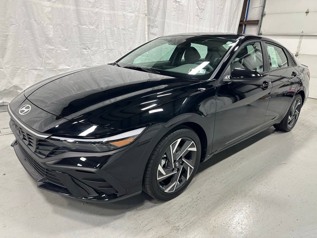Used 2025 Hyundai Elantra Sport image 3
