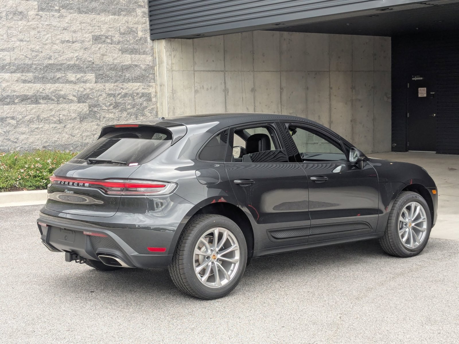 Certified 2026 Porsche Macan AWD/4WD image 9