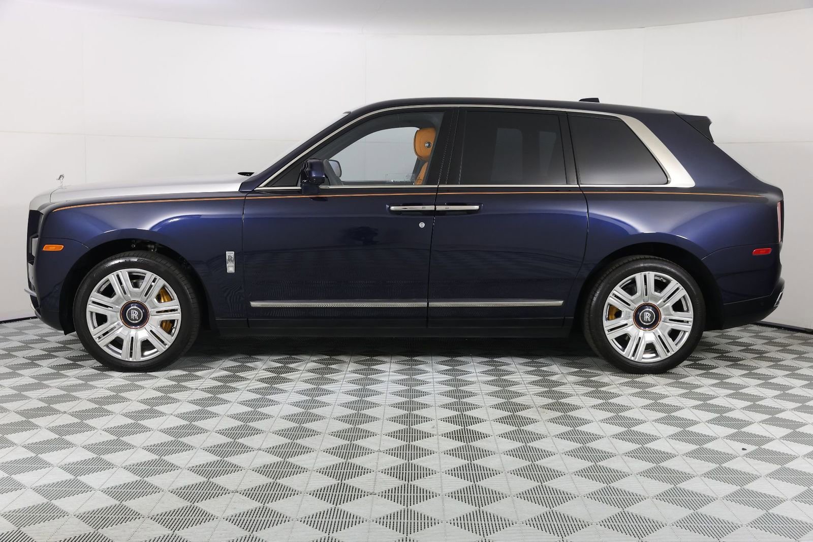 Used 2022 Rolls-Royce Cullinan w/ Cullinan Package AWD/4WD image 2