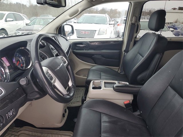 Used 2015 Chrysler Town & Country Touring-L w/ Driver Convenience Group image 12
