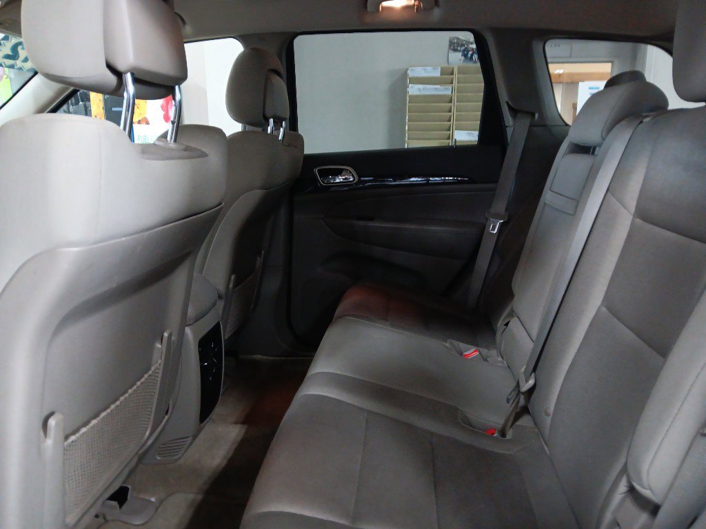 Used 2012 Jeep Grand Cherokee Laredo w/ Laredo E Group AWD/4WD image 11