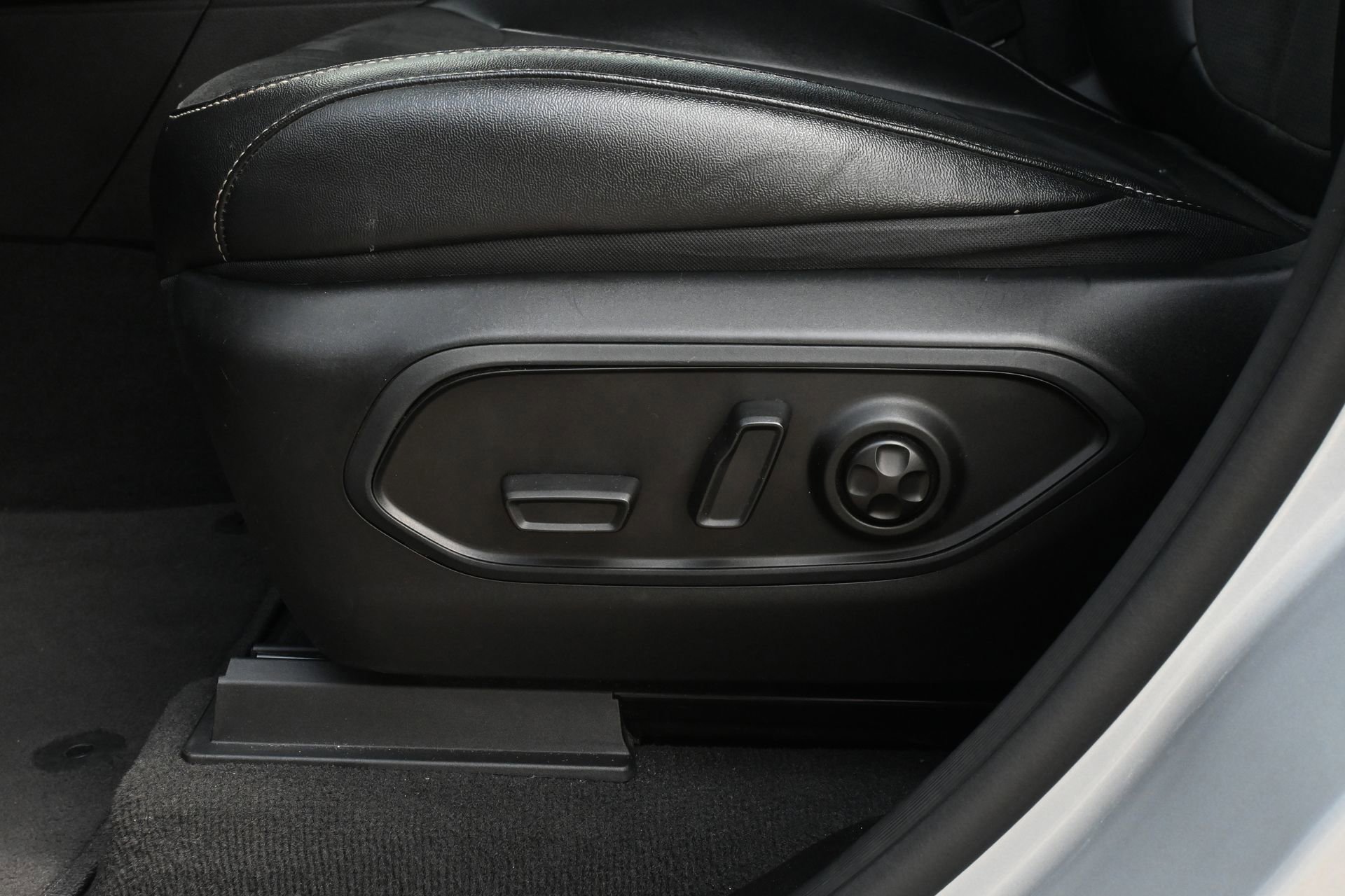 Used 2023 Jeep Grand Cherokee Altitude AWD/4WD image 15
