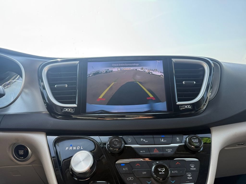 Used 2024 Chrysler Pacifica Touring-L image 25