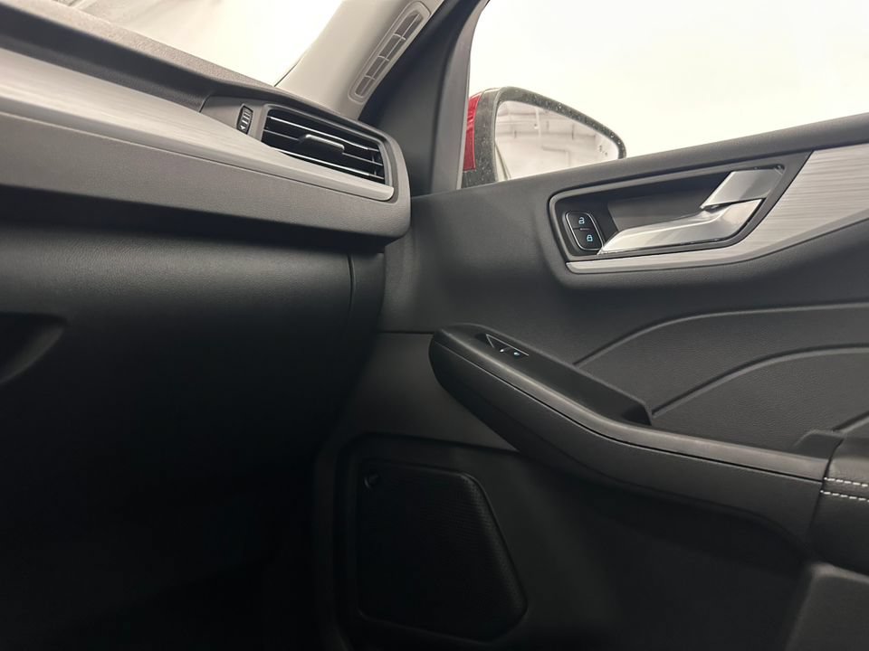 New 2025 Ford Escape SE w/ PHEV Premium Package FWD image 31