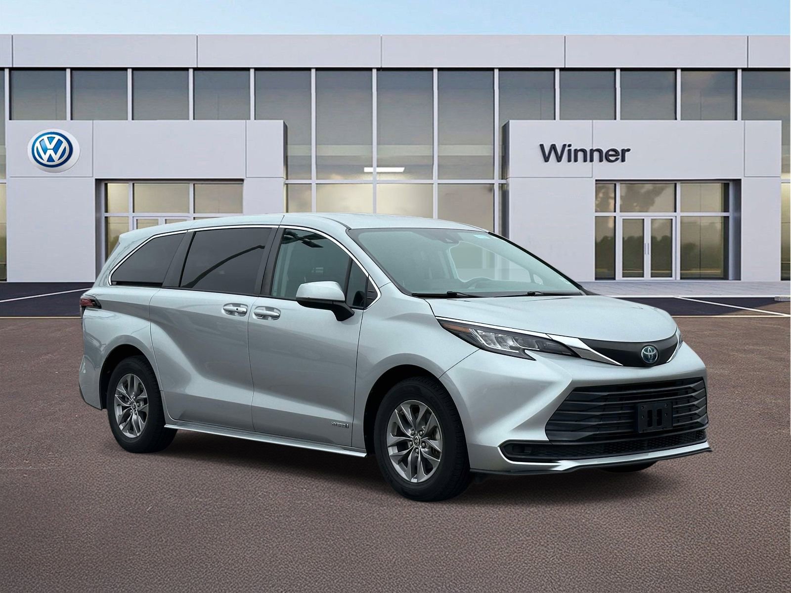 Used 2021 Toyota Sienna LE image 5